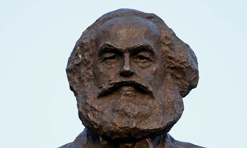 Ein Bild einer Statue von Karl Marx.