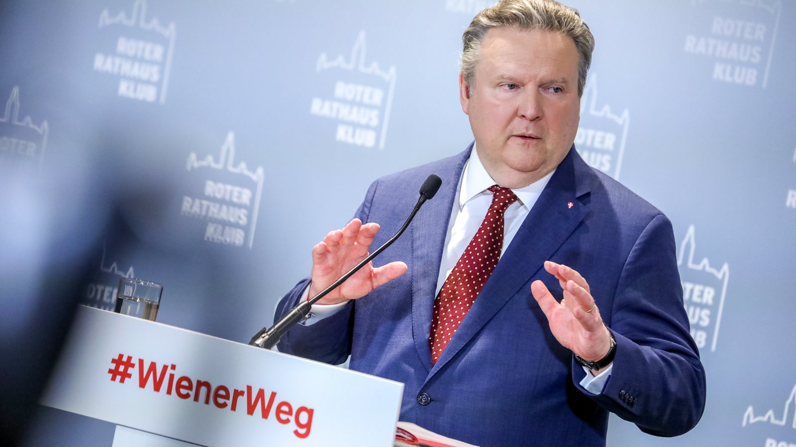 Bürgermeister Michael Ludwig vor einem Pult #WienerWeg 