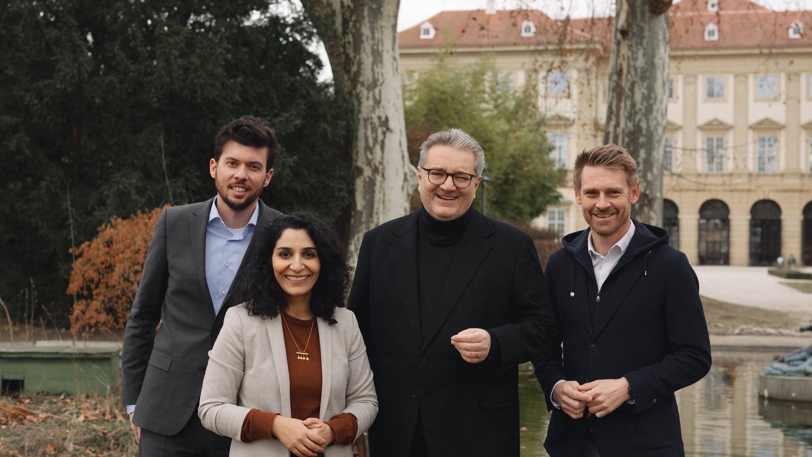 Bild von Stadtrat Peter Hacker, der am Alsergrund aufgewachsen ist, Bezirksvorsteherin Saya Ahmad, Bezirksvorsteherin-Stellvertreter Christian Sapetschnig sowie Gemeinderat & Landtagsabgeordneter Marcus Gremel.
(c) Sophie Nawratil