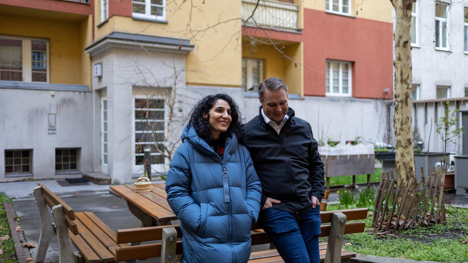 Auf dem Bild ist Bezirksvorsteherin Saya Ahmad gemeinsam mit dem Vizekanzler der Republik Österreich und Bundesparteivorsitzenden Andreas Babler zu sehen