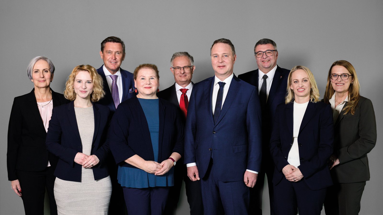 Abgebildet sind die Mitglieder der Bundesregierung aus dem Kreise der Sozialdemokratischen Partei Österreichs. 
Von links nach rechts: Anna Sporrer, Eva-Maria Holzleitner, Peter Hanke, Corinna Schumann, Markus Marterbauer, Andreas Babler, Jörg Leichtfried, Michaela Schmidt, Ulrike Königsberger-Ludwig