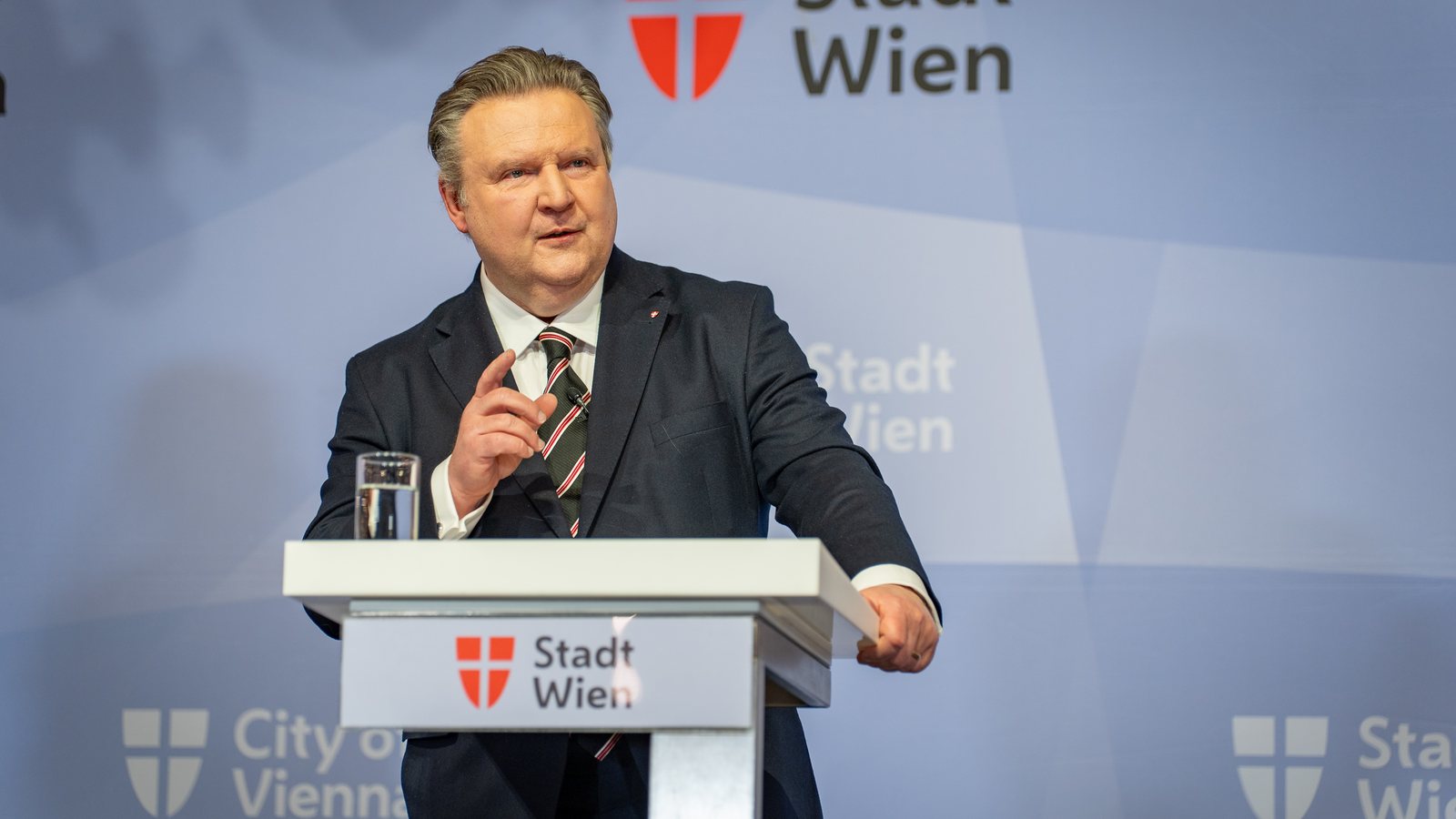 Michael Ludwig spricht am Rednerpult im Rathaus Wien mit Stadt Wien Logo
