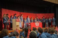 Auf dem Foto sind die Mitglieder des Verbandsvorstandes der SJ auf einer Bühne zu sehen.
