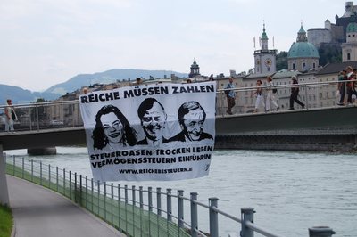 Transparent hängt von Brücke