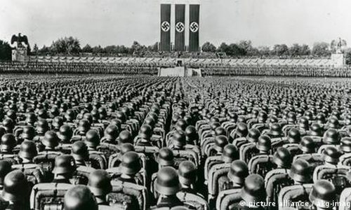 Ein Foto einer Versammlung während der Zeit des Nazifaschismus